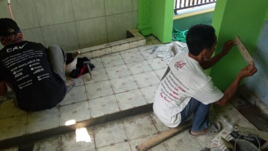 Pemasangan Keramik Mushola di TMMD 106 Kodim Cilacap, Dipercepat