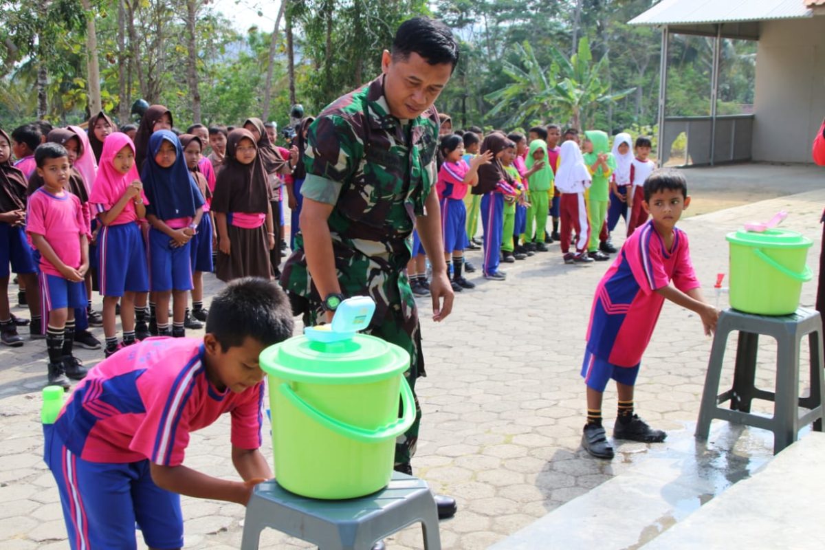 Peringati Hari Cuci Tangan Sedunia Satgas Tmmd Ajarkan Cuci Tangan Yang Benar Pada Anak Anak Nusantarapos Co Id