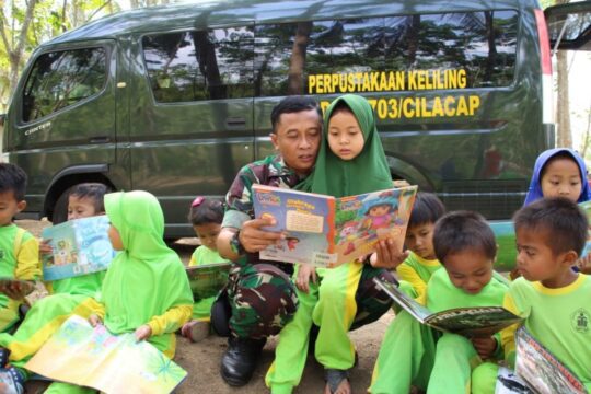 Ajarkan Cara Membaca, Sertu Mulyono Pangku Pangku Kendi Hanifa Siswi Paud Hidayah
