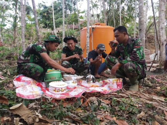 KESERUAN SATGAS TMMD 106 MAKAN BERSAMA WARGA DI LOKASI PROYEK