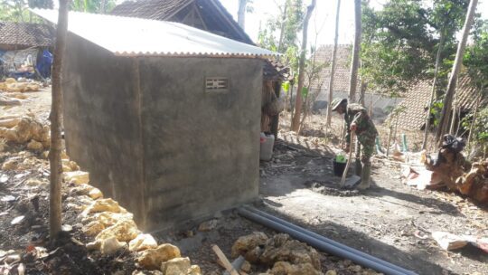 SATGAS TMMD DAN WARGA SUDAH TAHAP PASANG KAWAT COR RTLH MILIK BAPAK ISMANTO