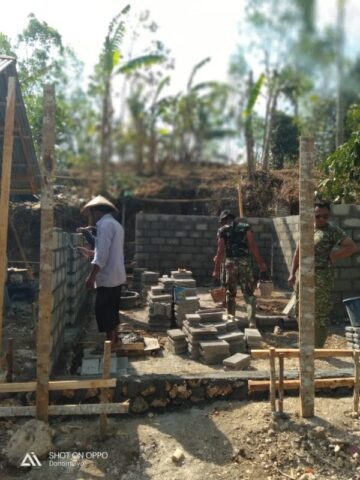 RTLH MILIK BAPAK KATIMUN KINI DALAM PENGERJAAN PEMASANGAN BATAKO