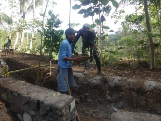 CANDAAN SATGAS DAN WARGA BUAT RINGAN PEKERJAAN