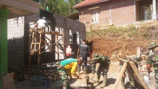 RUMAH PAK ZAINAL HAMPIR SELESAI, SATGAS TMMD 106 KODIM 0818/MALANG -BATU