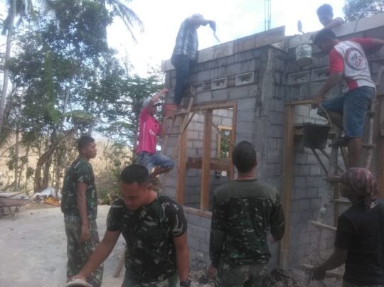 Satgas TMMD 106 Kodim 0818 Malang Batu Memberi Spirit Warga dan Kepedulian RTLH Rumah Riyono