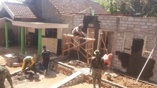 PLESTERAN DINDING RUMAH BAPAK ZAENAL, TMMD REG KE 106 KODIM 0818 MALANG-BATU DALAM PROGRAM RTLH