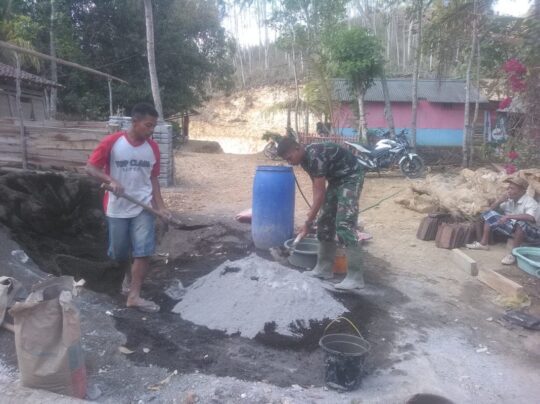 Buat Adukan Cor Saja, Satgas TMMD dan Warga terlihat Harmonis.