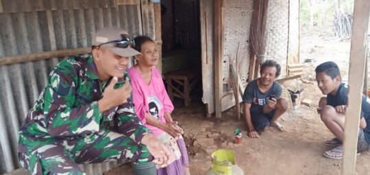 Satgas TMMD Kunjungi Warga Bagikan Sembako