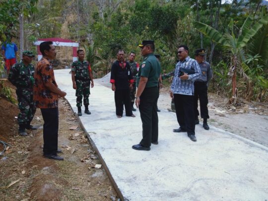 Babinsa dan Kades Sooko Terima Arahan Ketua Tim Wasev TMMD ke 106