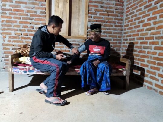 Mengetahui Ada Warga Yang Sakit, Anggota TNI Datang Dengan Peralatan Kesehatan