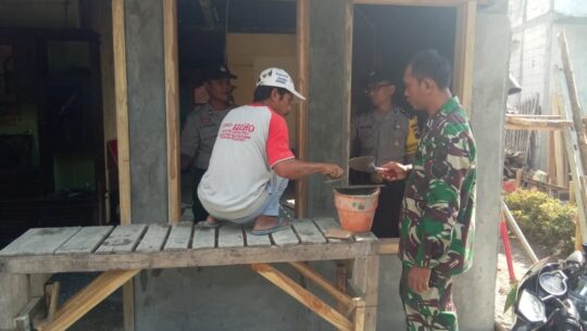 Duet Satgas TMMD -Warga Desa dalam Pekerjaan Rehab RTLH TMMD 106