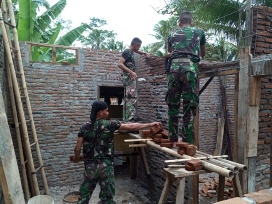 Pasang Bata Merah untuk Dinding Rumah Parmin di Lokasi TMMD