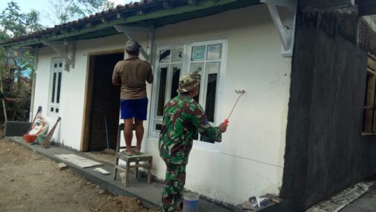 Anggota Satgas TMMD 106 Kodim, Cat Dinding Rumah Sawin
