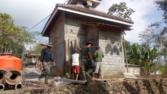 Penyiapan papan untuk pengecoran mushola