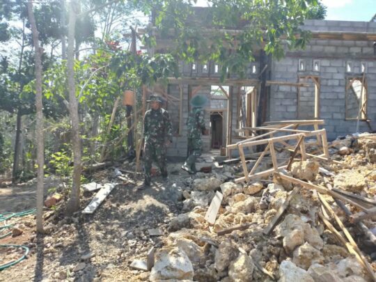 SATGAS TMMD DAN WARGA LANJUTKAN RTLH YANG KINI SUDAH BERDIRI