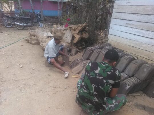 Satu persatu genteng di bersihkan utuk rtlh pak boyani pada TMMD 106 Kodim 0818