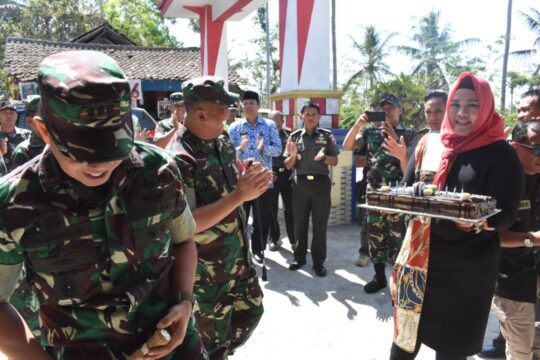 DEMI TUGAS , ACARA ULANG TAHUN DANSATGAS DI LOKASI TMMD