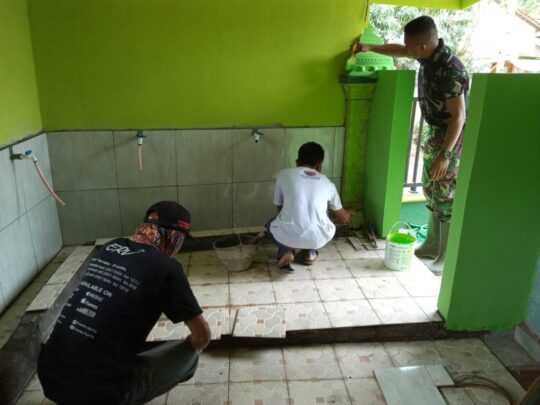 Satgas TMMD bersama Warga Lakukan Finishing Sasaran TMMD di Masjid Al Mukhlisin