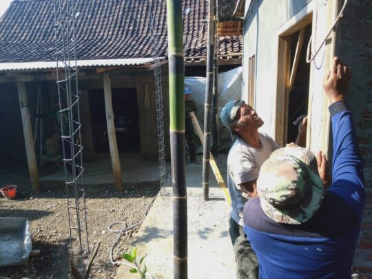 Semangat Sudik Siapkan Plesteran Rehab RTLH TMMD ke 106 Patut Diapresiasi