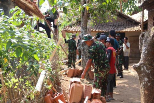 Kompak, Anggota Satgas TMMD ke 106 Bersama Masyarakat Pasang Genting Rumah Mbah Plendik