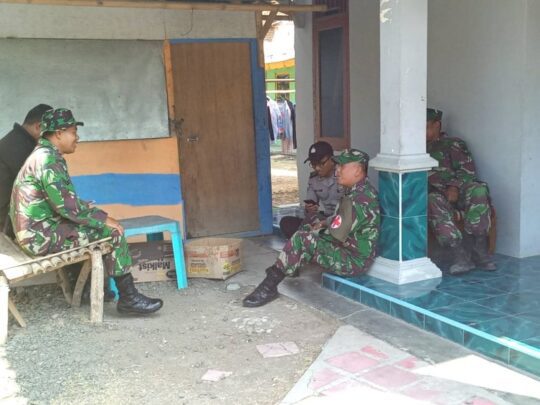 Panas-Panas Selesai Kerja, Ini yang Dilakukan Para Satgas TMMD