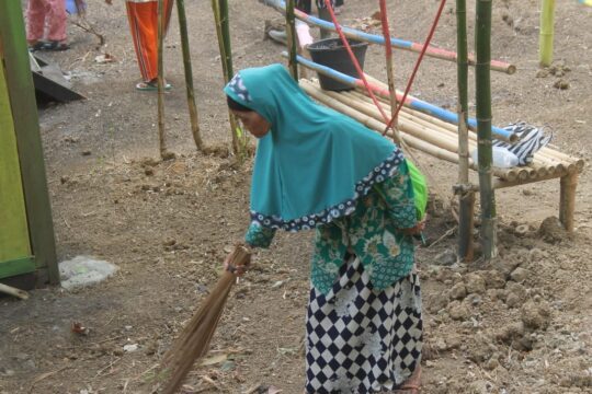 Usia Tua Kamsiem, Tak Menjadikan Halangan Dalam Semangat Bergotong Royong