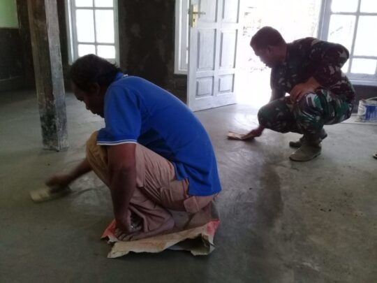 Selain Pengecatan, Lantai Rumah Sawin DIlakukan Pemlesteran