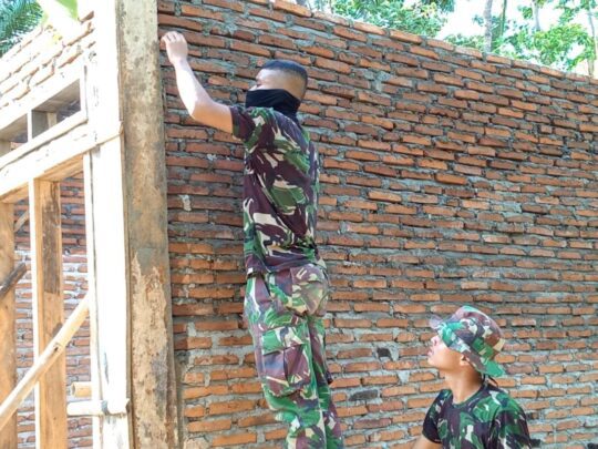 Satgas TMMD Menjadi Tukang Cor Beton di Rehab RTLH