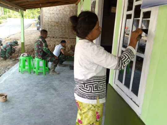 Kartinem Bersihkan Sisa Cat di Jendela Kaca Rumahnya