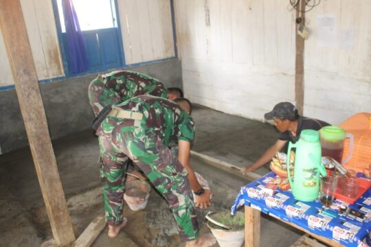 Tukang Batunya Kewalahan Dilayani Dua Orang Prajurit di Lokasi Rehab RTLH