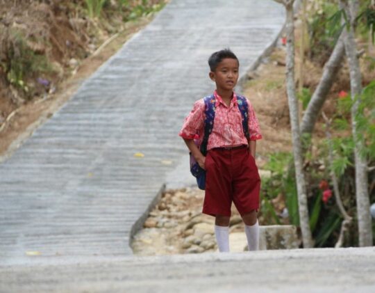 Alfino Tersenyum Gembira Jalannya Ke Sekolah Sekarang Sudah Bagus