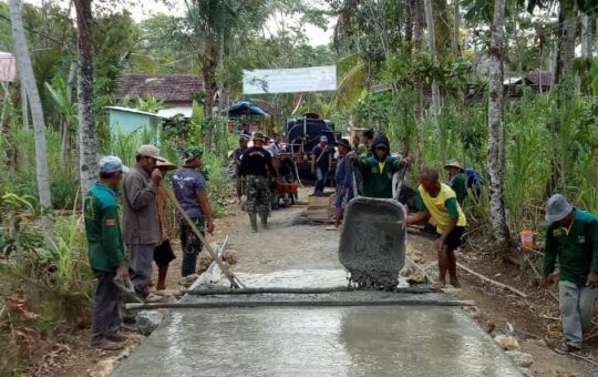 Satgas TMMD 106 Kodim 0818 Malang Batu Datangkan Air dari Mobil Tanki Guna Rabat Jalan