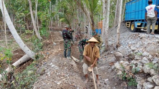 Kakek Tua Kedungsalam Bantu Satgas TMMD Lanjutkan Pelengsengan