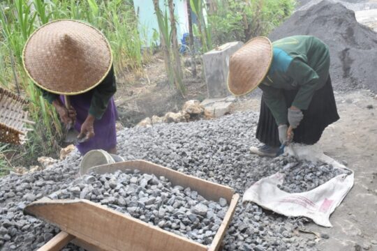 Semangat Kerja Ibu-ibu Desa Kedungsalam dalam TMMD 106 Kodim 0818/Malang-Batu