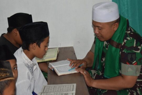 Guru Ngaji dari Satgas TMMD 106 Kodim 0818/Malang-Batu