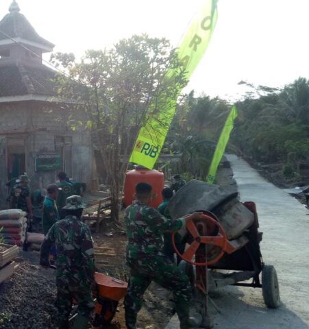 Bising Suara Molen Pengaduk Adonan Material Tanda Mulai Bekerja Pada TMMD 106 Kodim 0818