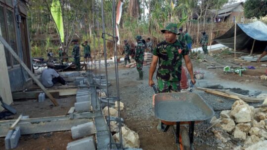 Wujudkan Kemanunggalan, TNI Bantu Pengecoran Masjid