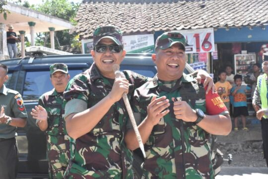 Danrem 083 Ucapkan HDB kepada Dansatgas TMMD Dandim 0818 Saat Tinjau Lokasi TMMD 106 Kodim 0818