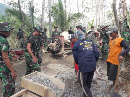 Guyub, TNI-Rakyat Membangun Desa Sooko Dalam TMMD ke106