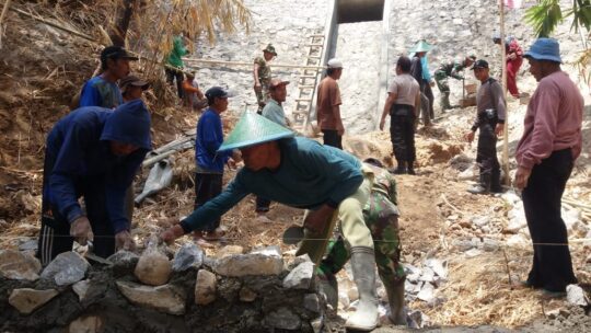 TNI, Polri Dan Warga Masyarakat Kompak Bangun Talud Desa Sooko