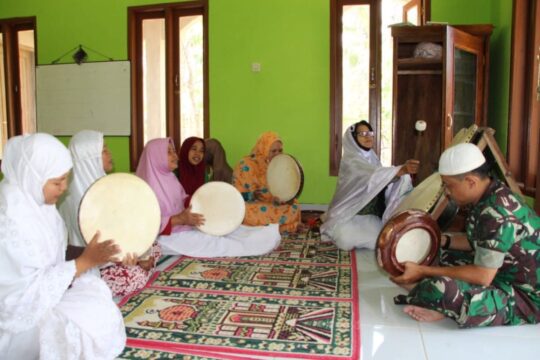 Ibu-ibu Pengajian Kaget, Ternyata Sertu Mulyono bisa Nabuh Alat Musik Hadroh