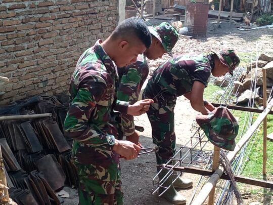 Pemasangan Papan Cor Rumah Parmin Dipercepat dalam TMMD 106
