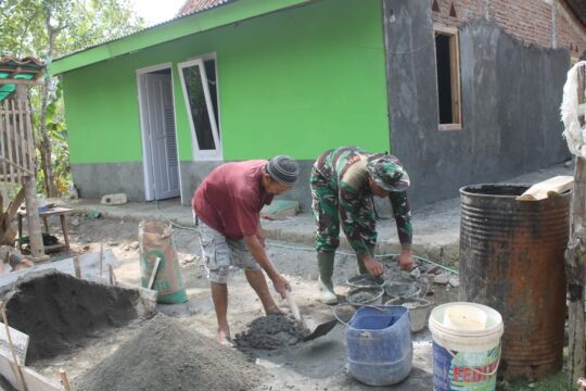 Warga dan Satgas TMMD 106 Kodim Cilacap, Kompak Buat Adonan Plester