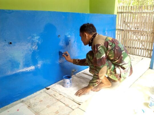 Percantik Tempat Wudhlu, Serda Ismail Mainkan Warna dengan Cat