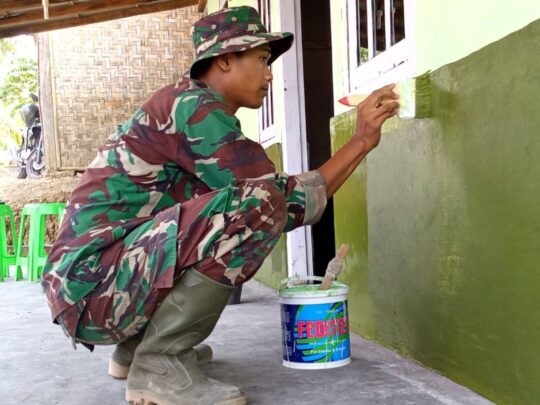 Rumah Ratiwan Mulai di Cat Hijau oleh Satgas TMMD 106 Kodim Cilacap