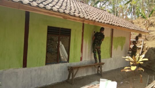 Kejar Target, Kopda Fajri Kebut Pengecatan Dinding Milik Darsim