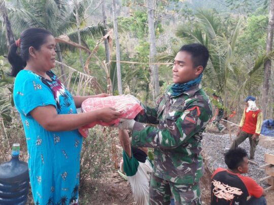 Turut Berkontribusi Dalam Pembangunan Desa, Supin Sumbang Sebaki Singkong Rebus