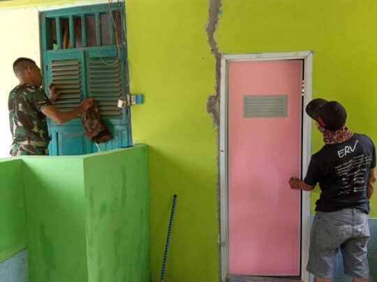 Said Pasang Pintu MCK Masjid Al Mukhlisin