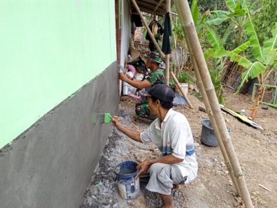 Ratiwan bersama Satgas TMMD dengan Dibantu Warga Aci Rumahnya
