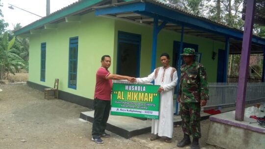 Papan Nama Mushola Al Hikmah diserahkan ke Imam Mushola